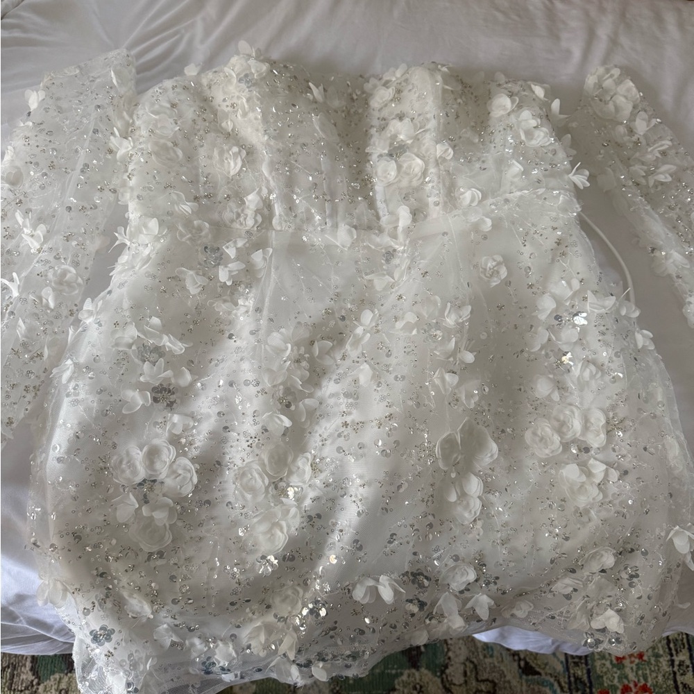 Elegant White Floral Mini Dress - Picture 3 of 8